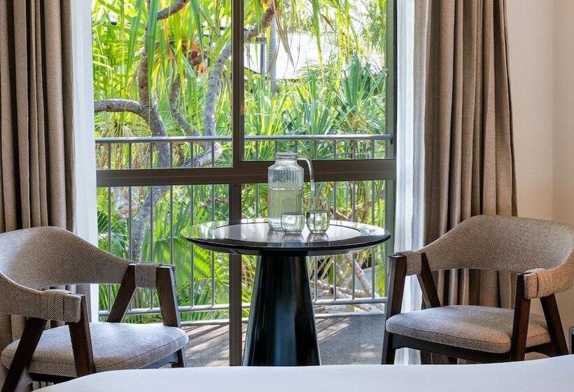 اتاق لوکس با چشم‌انداز استخر, Mantra Club Croc