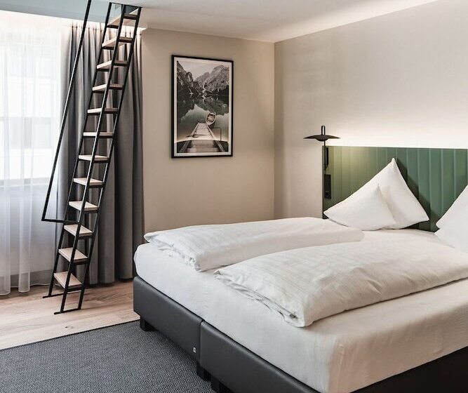 استودیو خانوادگی, Stadthotel Goldenes Schiff