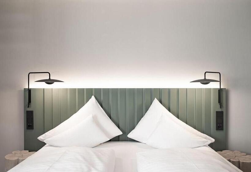 استودیو خانوادگی, Stadthotel Goldenes Schiff