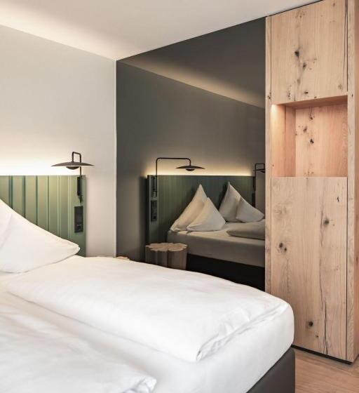 استودیو خانوادگی, Stadthotel Goldenes Schiff