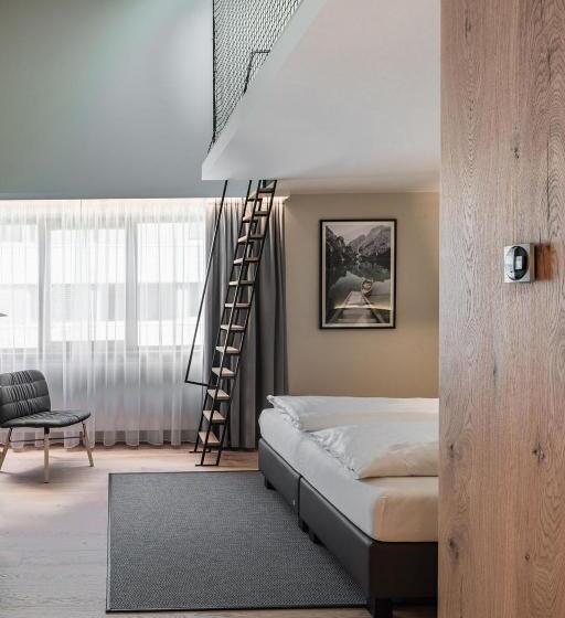 استودیو خانوادگی, Stadthotel Goldenes Schiff