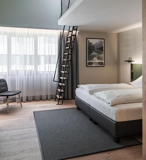 استودیو خانوادگی, Stadthotel Goldenes Schiff