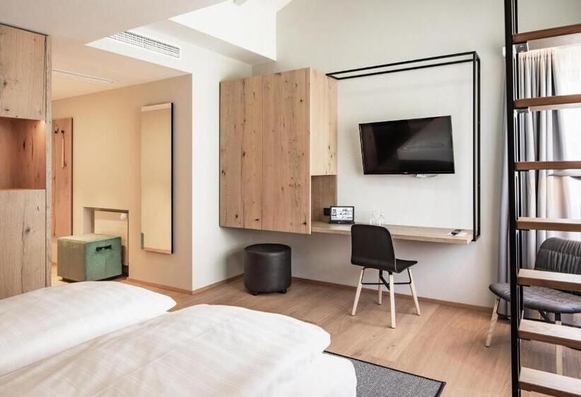 استودیو خانوادگی, Stadthotel Goldenes Schiff