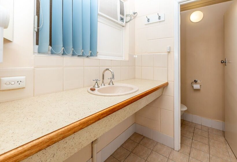 اتاق استاندارد سه نفره, Blue Seas Motel