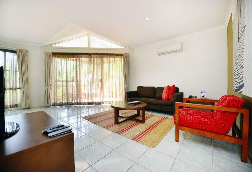 اتاق لوکس با وان آب گرم, Breakfree Aanuka Beach Resort