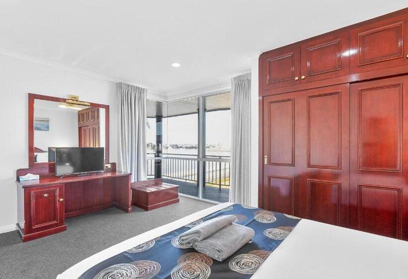 سوئیت با چشم‌انداز دریا و هیدروماساژ, Hilton Beachfront Motel