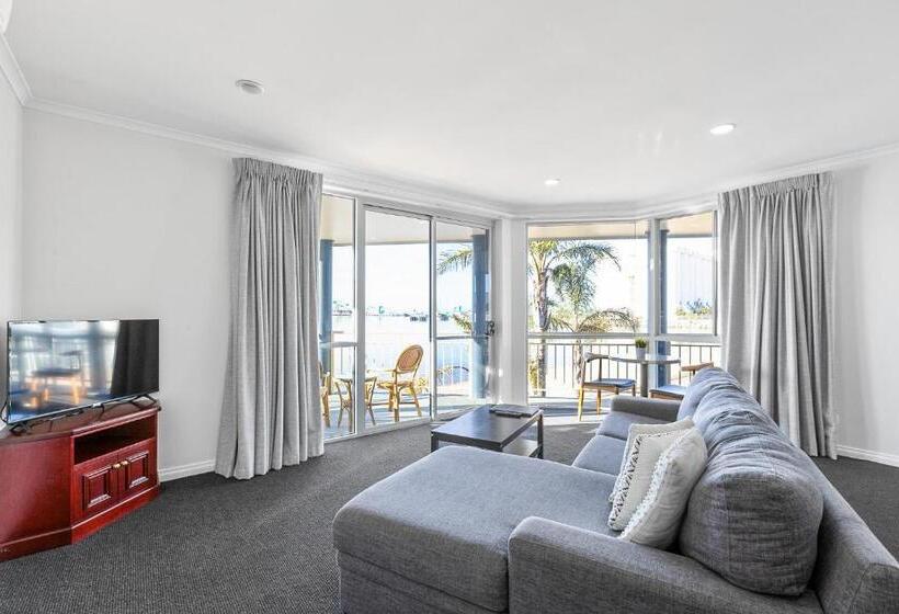 سوئیت با چشم‌انداز دریا و هیدروماساژ, Hilton Beachfront Motel