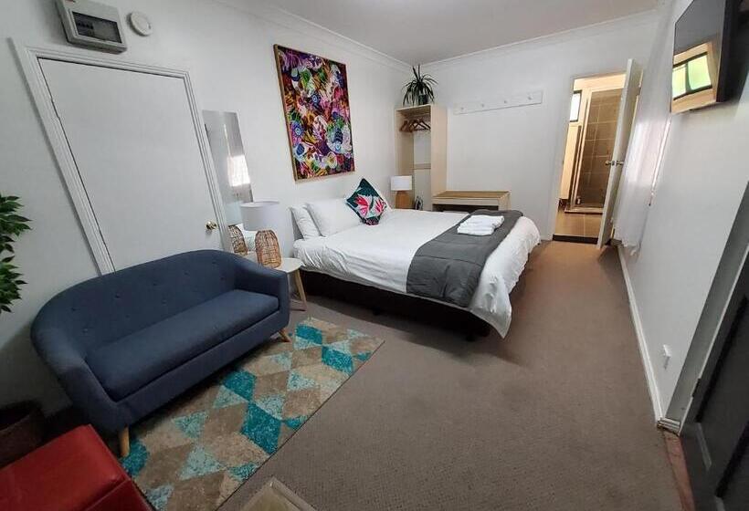اتاق لوکس با تخت بزرگ, Coach House Inn