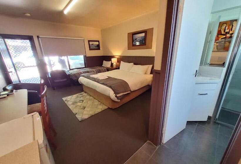 اتاق لوکس با تخت بزرگ, Coach House Inn
