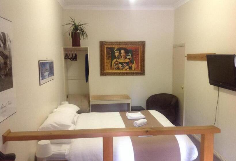 اتاق لوکس با تخت بزرگ, Coach House Inn