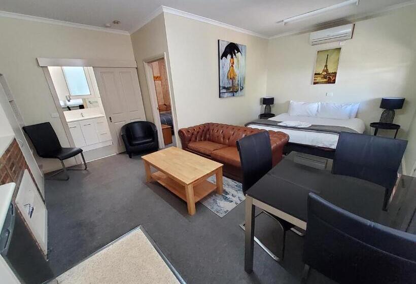 اتاق خانوادگی با چشم‌انداز باغ, Coach House Inn