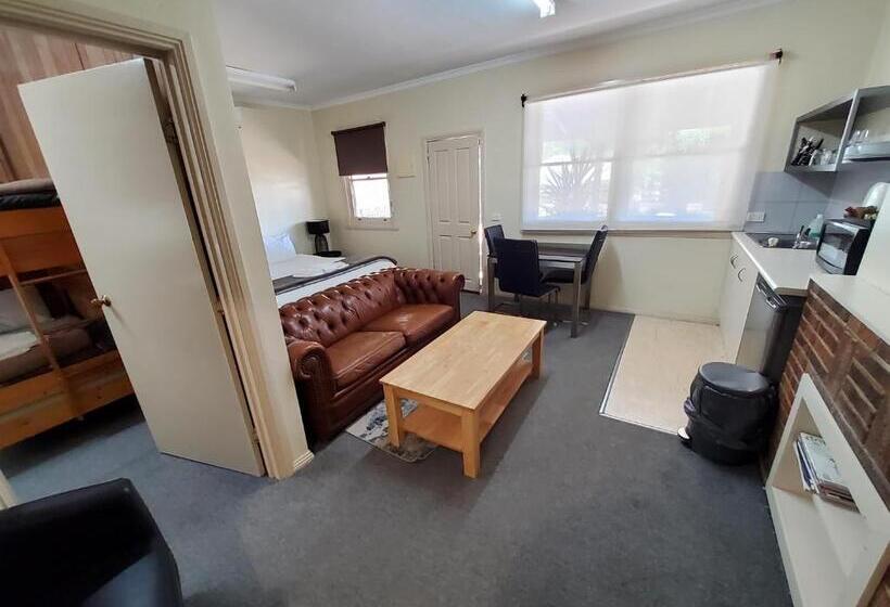 اتاق خانوادگی با چشم‌انداز باغ, Coach House Inn