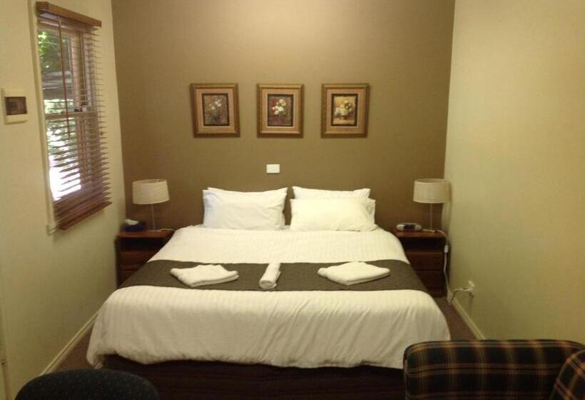اتاق خانوادگی با چشم‌انداز باغ, Coach House Inn