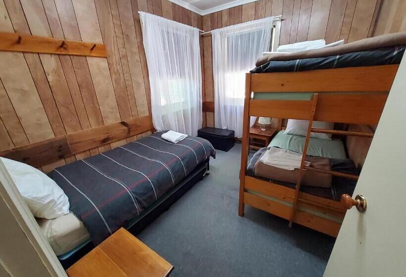 اتاق خانوادگی با چشم‌انداز باغ, Coach House Inn