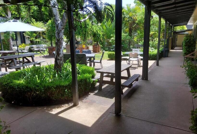 اتاق خانوادگی با چشم‌انداز باغ, Coach House Inn