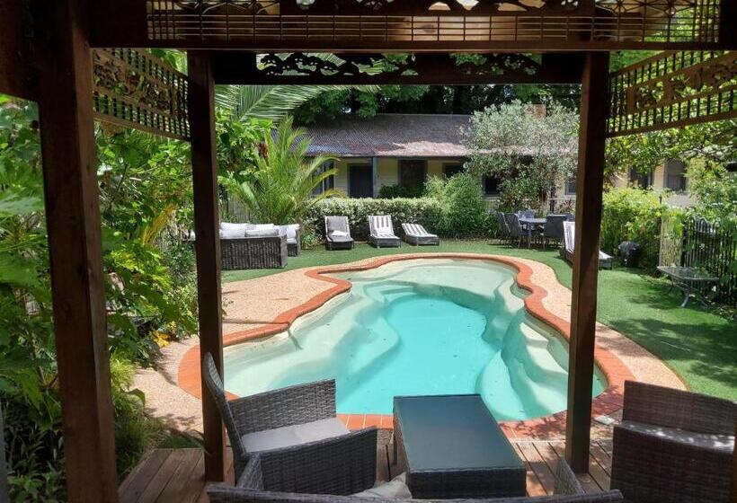 اتاق خانوادگی با چشم‌انداز باغ, Coach House Inn