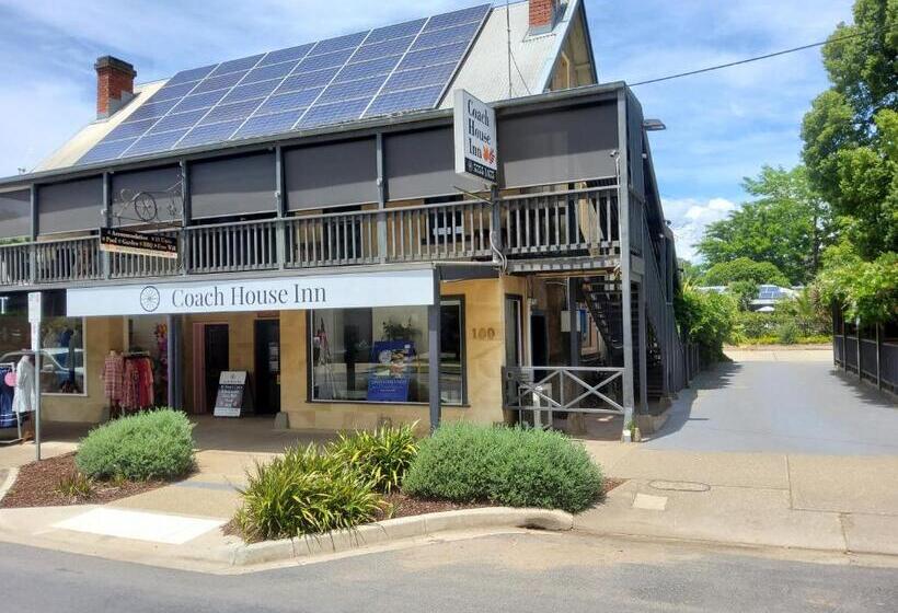 اتاق خانوادگی با چشم‌انداز باغ, Coach House Inn