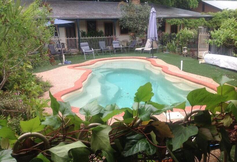 اتاق لوکس با تخت بزرگ, Coach House Inn