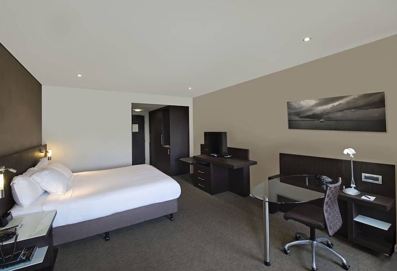 Executive Room King Size Bed, Hilton Darwin