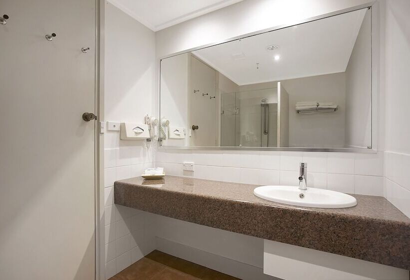 اتاق استاندارد, Richmond Henty