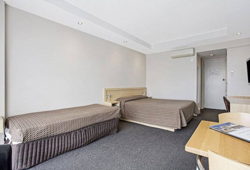 Standard Room, Richmond Henty