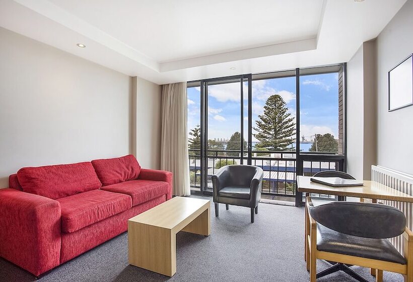 اتاق استاندارد, Richmond Henty