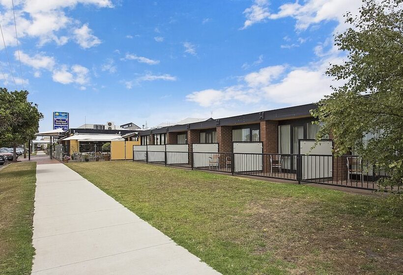 Standard Room, Richmond Henty