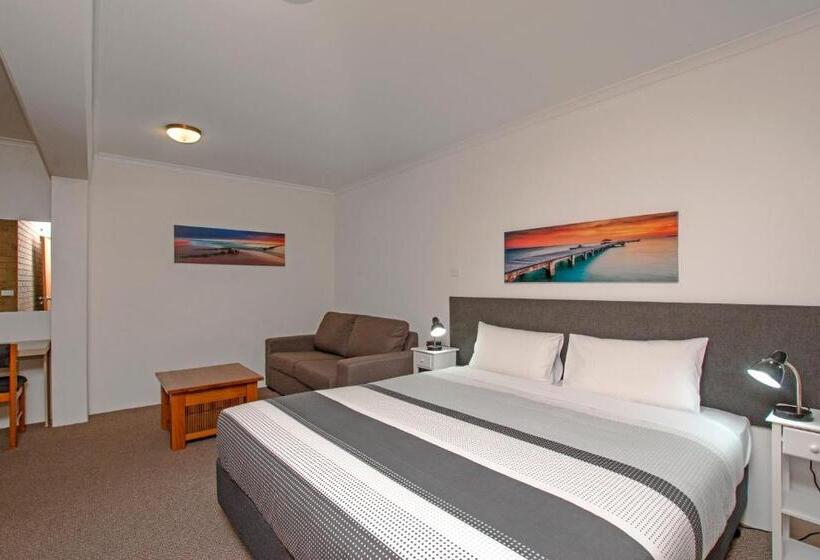 اتاق استاندارد با تخت بزرگ برای معلولان, River Street Motel