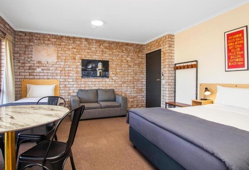 Standard Triple Room with Terrace, River Street Motel