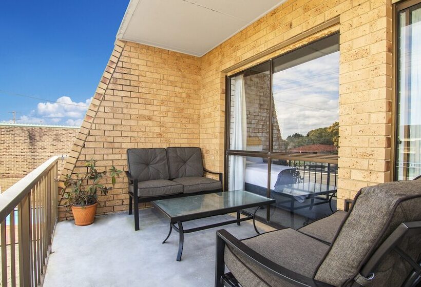 Standard Triple Room with Terrace, River Street Motel