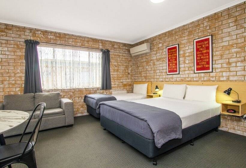 اتاق خانوادگی, River Street Motel