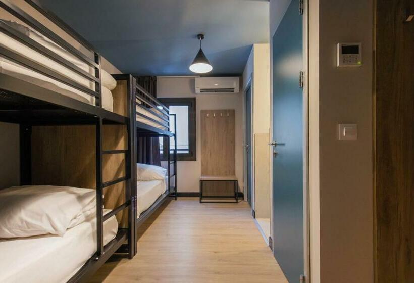 سرير فى غرفة مشتركه, Font Andorra Hostel