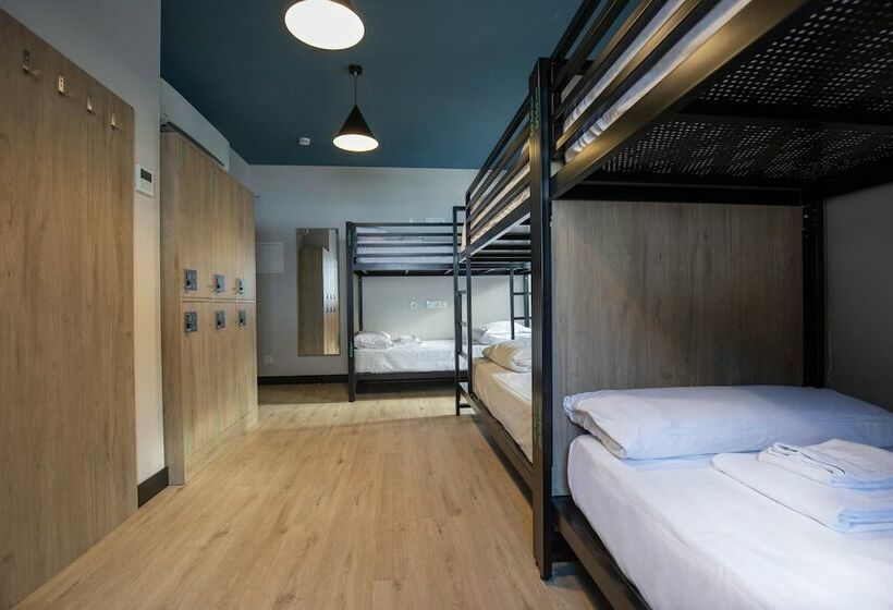 سرير فى غرفة مشتركه, Font Andorra Hostel