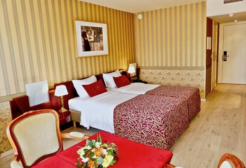 Standard Room, Golden Tulip  De Medici