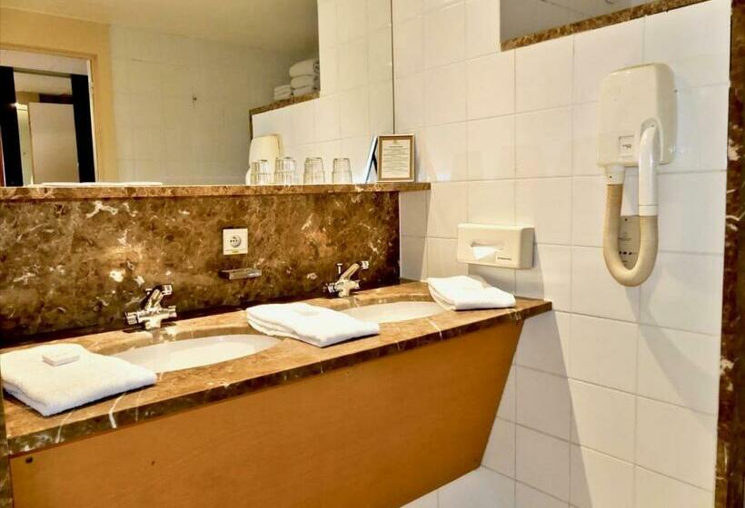 اتاق استاندارد سه نفره, Golden Tulip Hotel De’ Medici