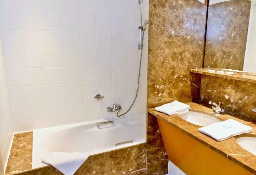اتاق استاندارد سه نفره, Golden Tulip Hotel De’ Medici