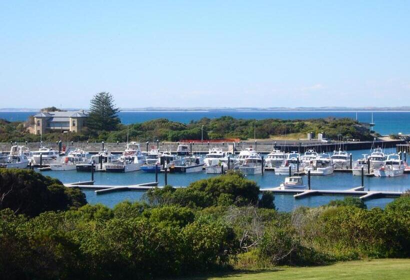 Perhesviitti, Harbour View Motel