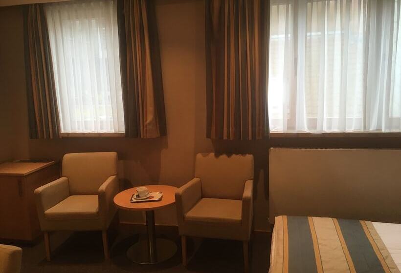 Deluxe Triple Room, Du Commerce