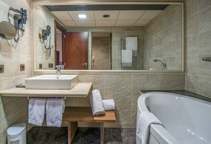 اتاق لوکس با بالکن, Roc Blanc Hotel & Spa