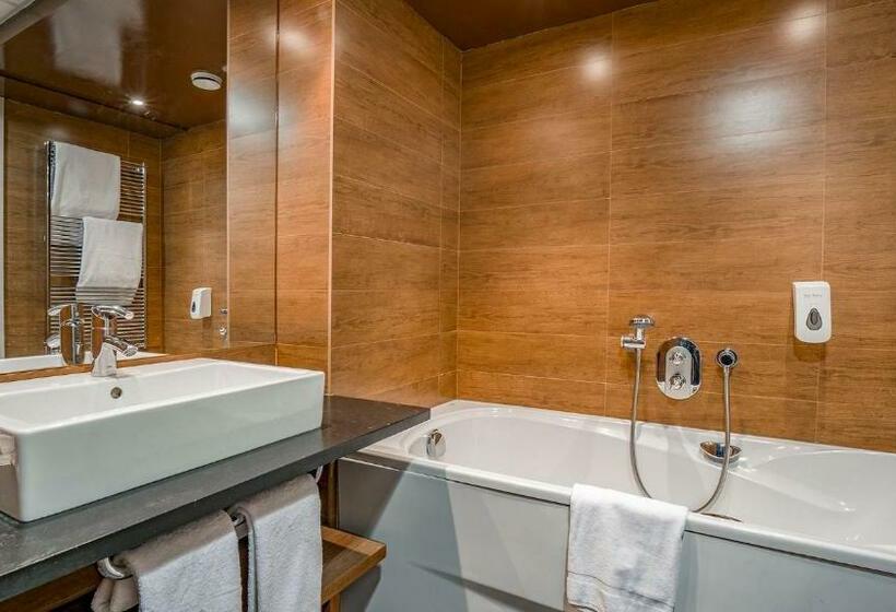 اتاق سوپریور چهار تخته, Roc Blanc Hotel & Spa