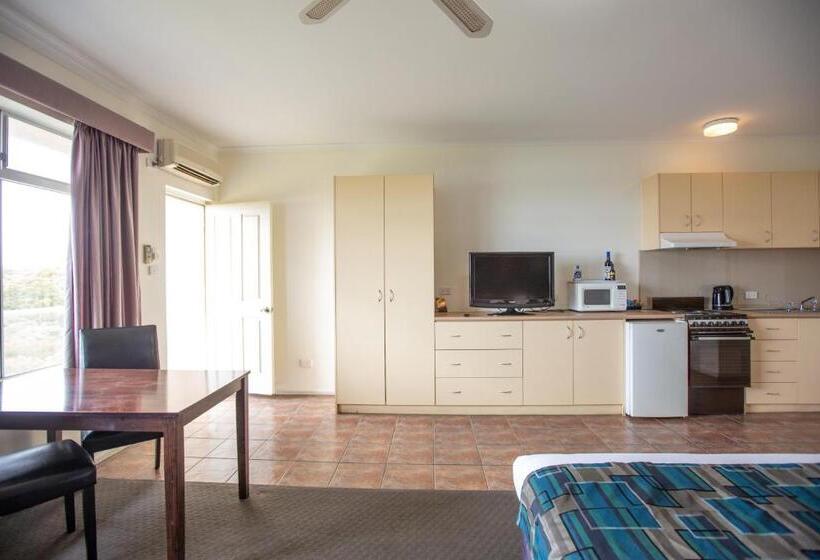 اتاق اجرایی, Lakeview Motel And Apartments