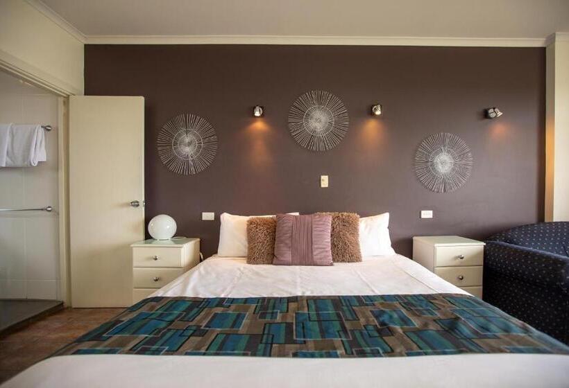 اتاق اجرایی, Lakeview Motel And Apartments