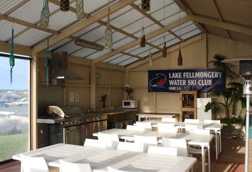 اتاق اجرایی, Lakeview Motel And Apartments
