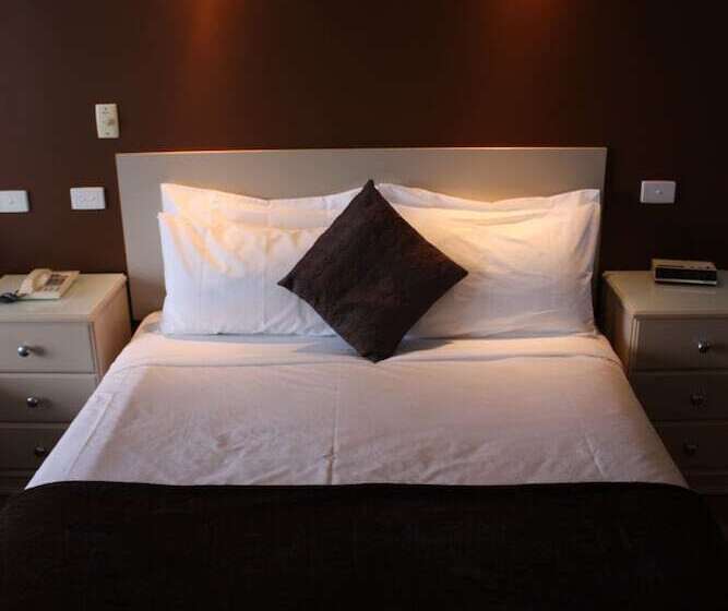 اتاق اجرایی, Lakeview Motel And Apartments