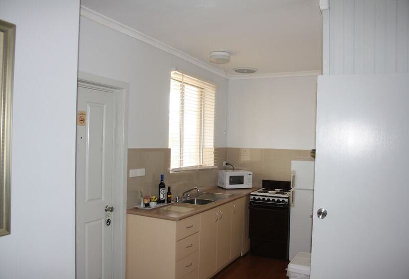 اتاق اجرایی, Lakeview Motel And Apartments