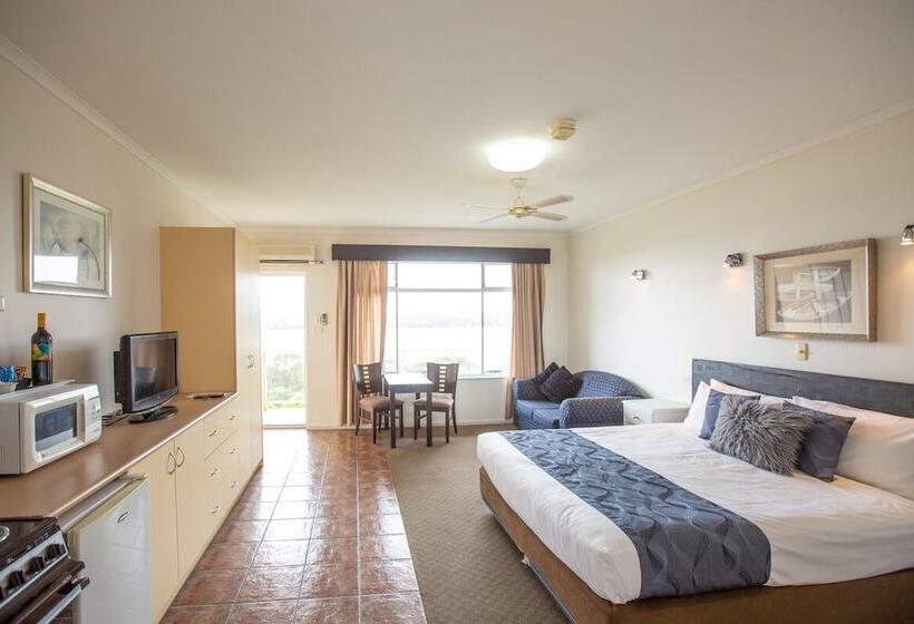 اتاق اجرایی, Lakeview Motel And Apartments