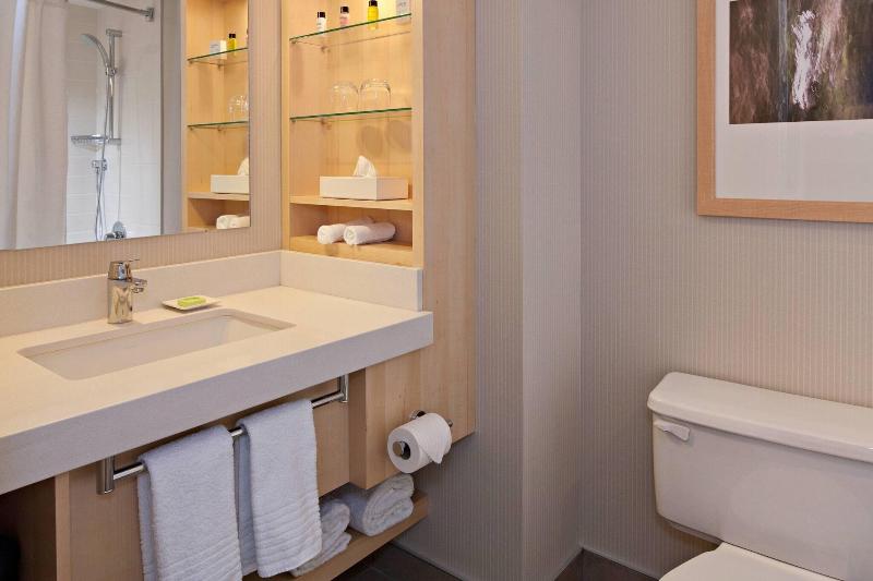 اتاق استاندارد با تخت بزرگ, Delta Hotels By Marriott Edmonton South Conference Centre