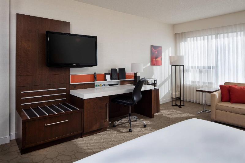 اتاق استاندارد با تخت بزرگ, Delta Hotels By Marriott Edmonton South Conference Centre