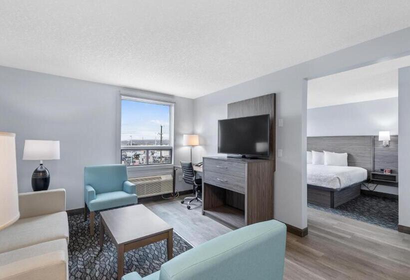 Deluxe Suite King Bed, Emerald Hotel & Suites Calgary Airport