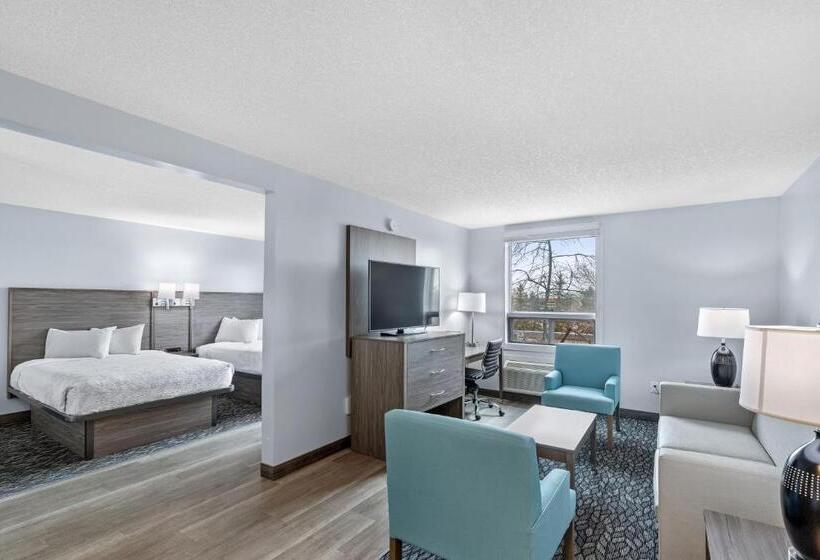 سوییت خانوادگی, Emerald Hotel & Suites Calgary Airport